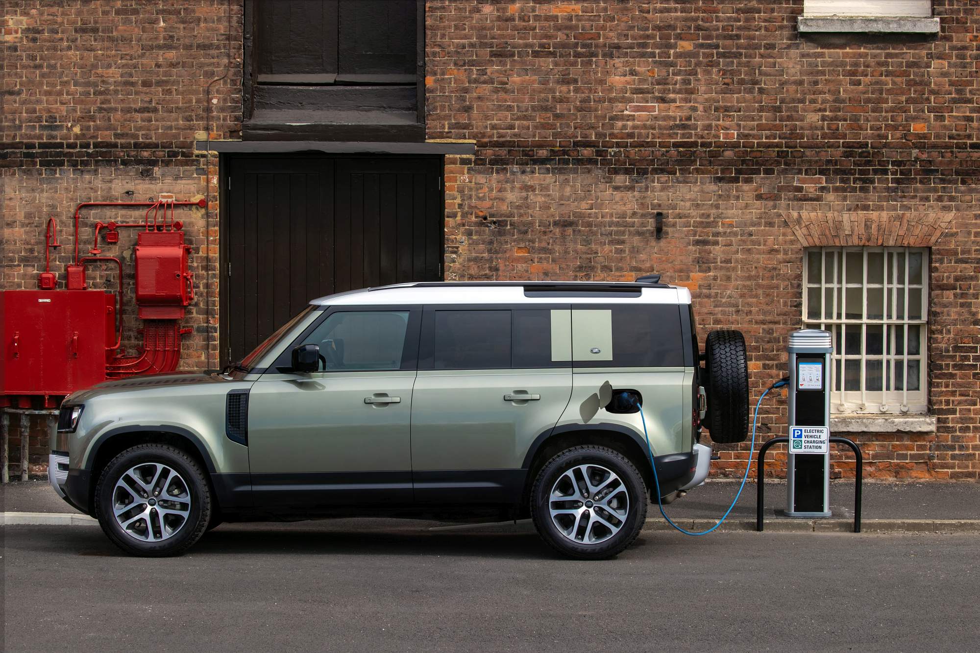 Land Rover_Defender_PHEV_21MY (1)