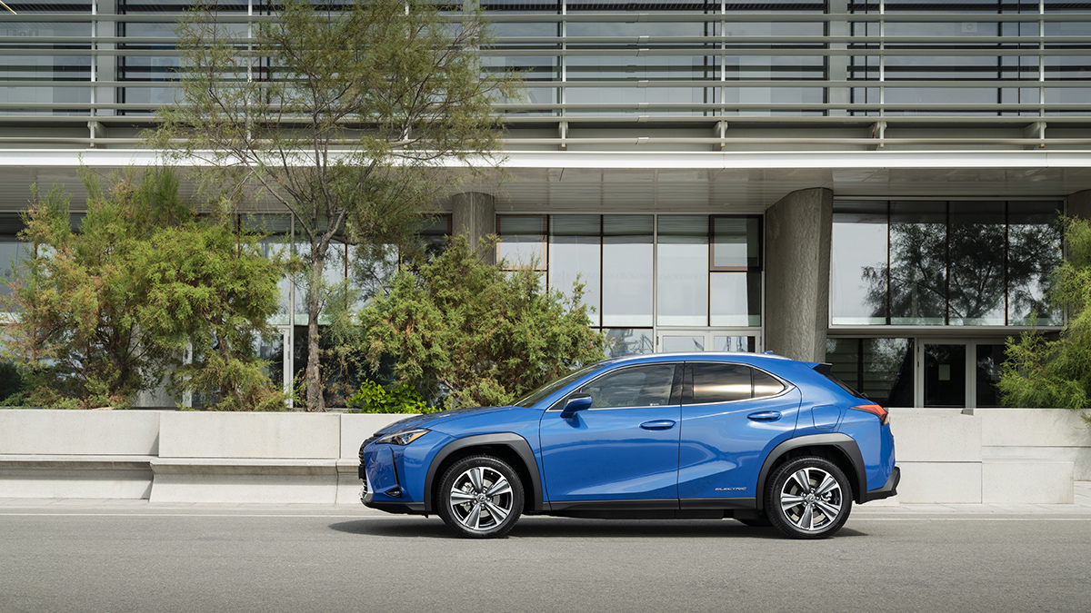 lexus-ux-300e-dpl-111