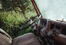 Sabia que o banco do automóvel “não estofado” pode dar multa?