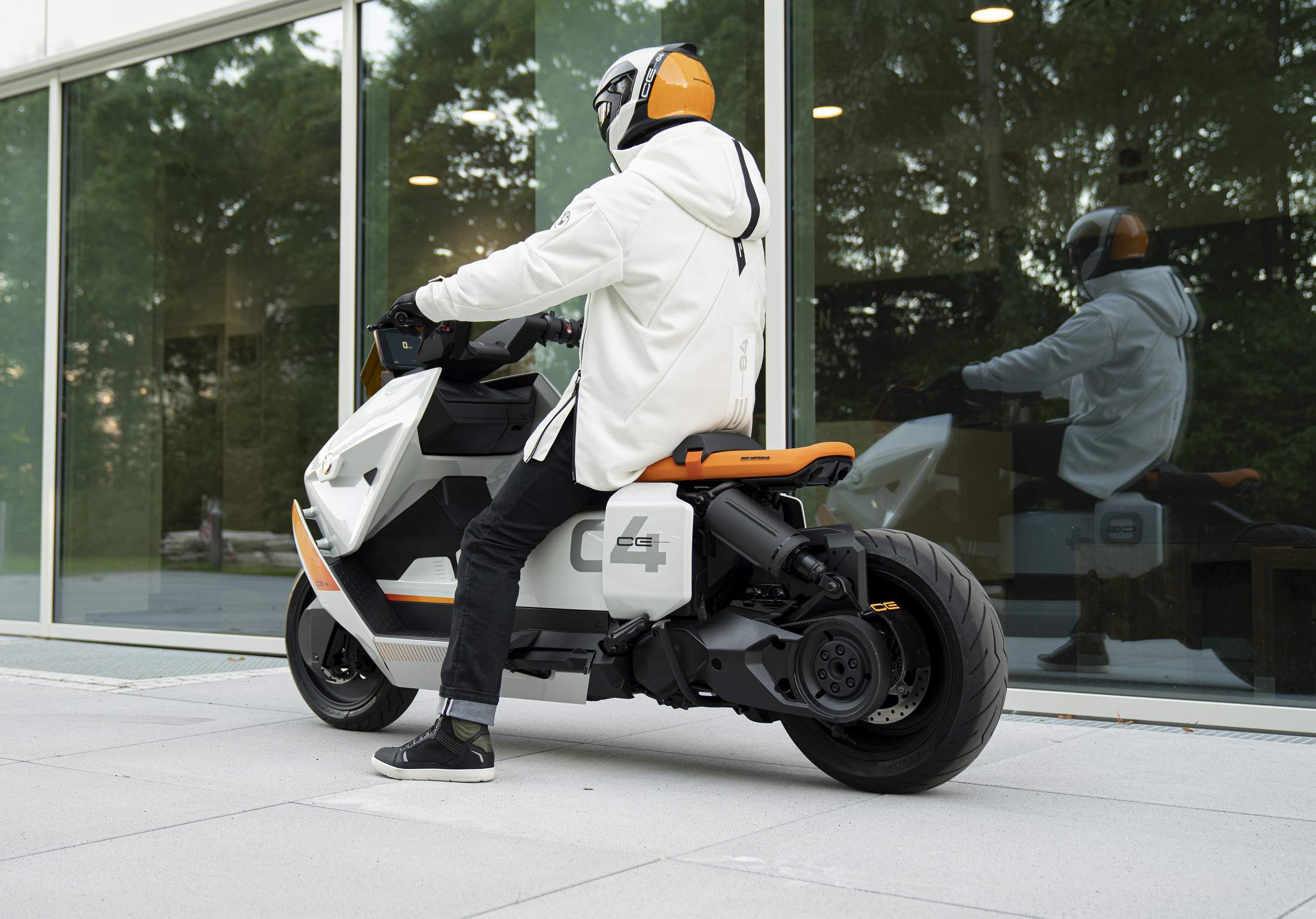 BMW_Motorrad_Definition_CE_04_Beauty_10