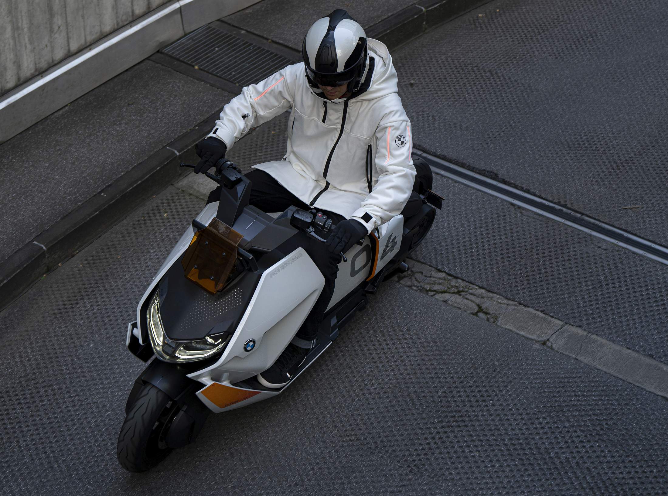 BMW_Motorrad_Definition_CE_04_Beauty_19