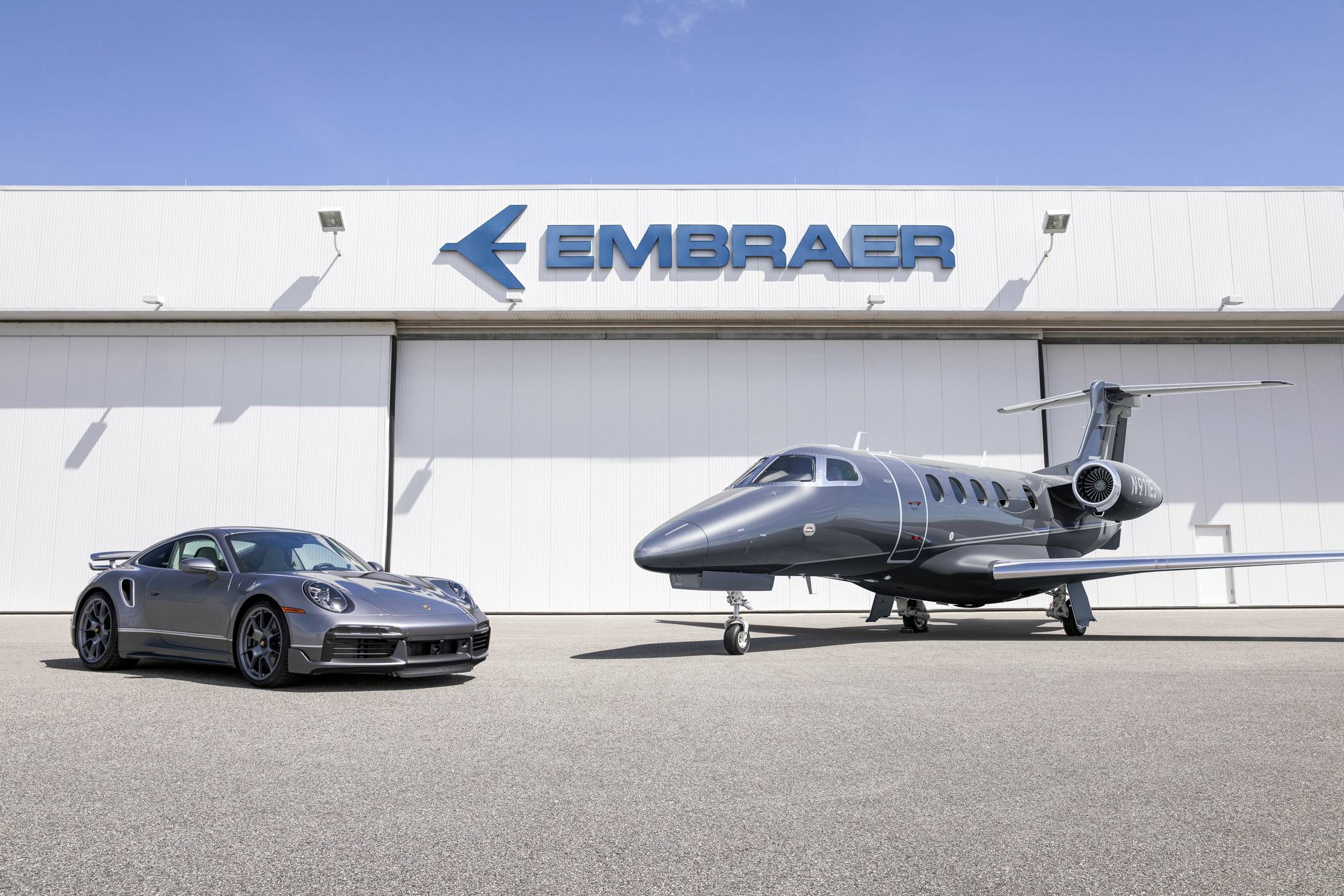 Duet_Embraer_and_Porsche-1-2100×1400-6ff073b5-e01d-44c7-849d-977d96c39c24