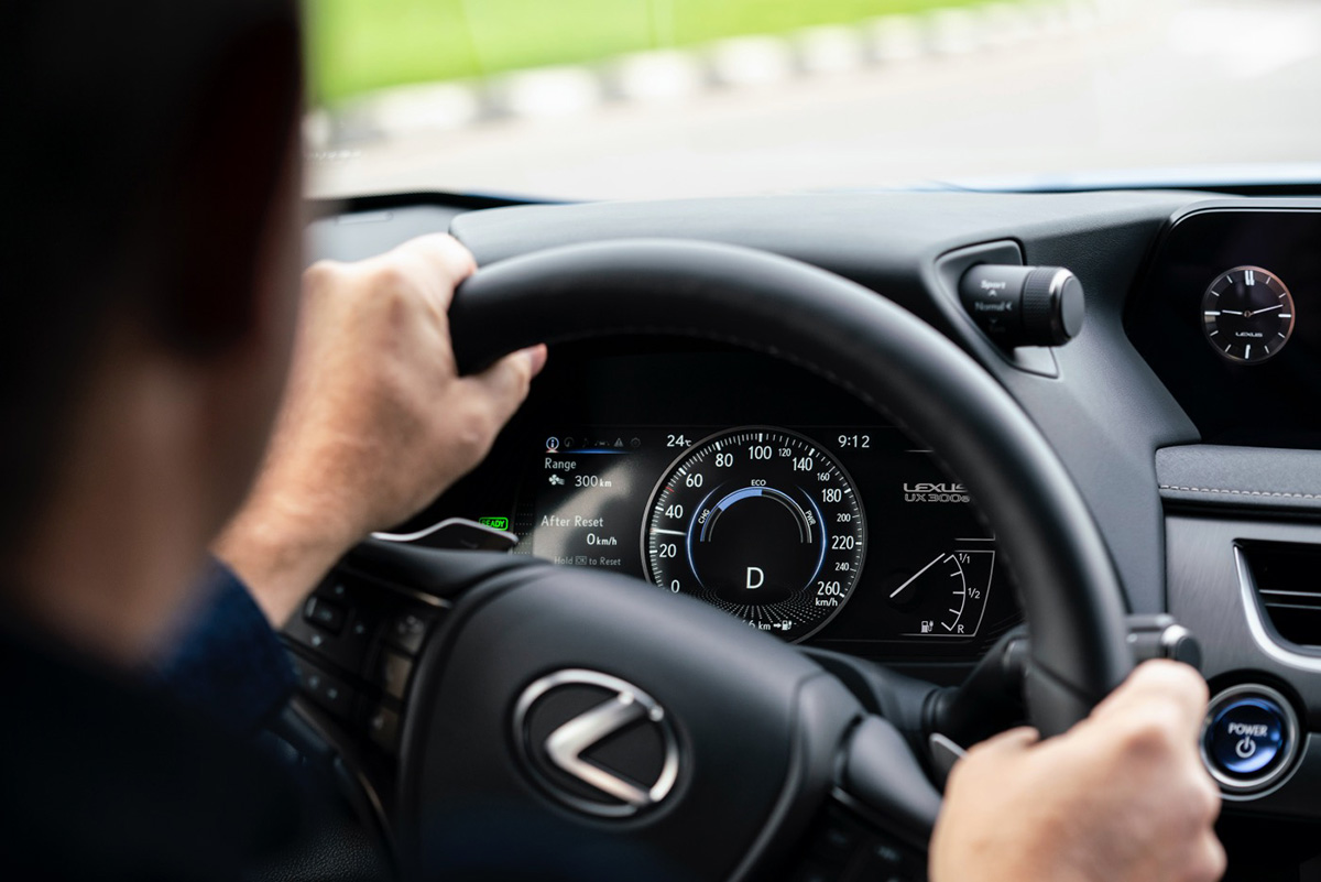 Lexus_UX300e_05