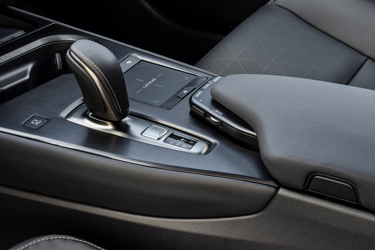 Lexus_UX300e_07