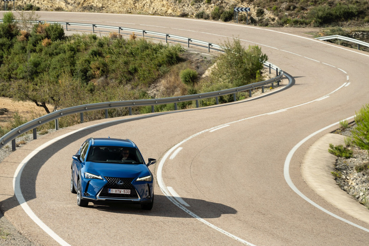 Lexus_UX300e_16