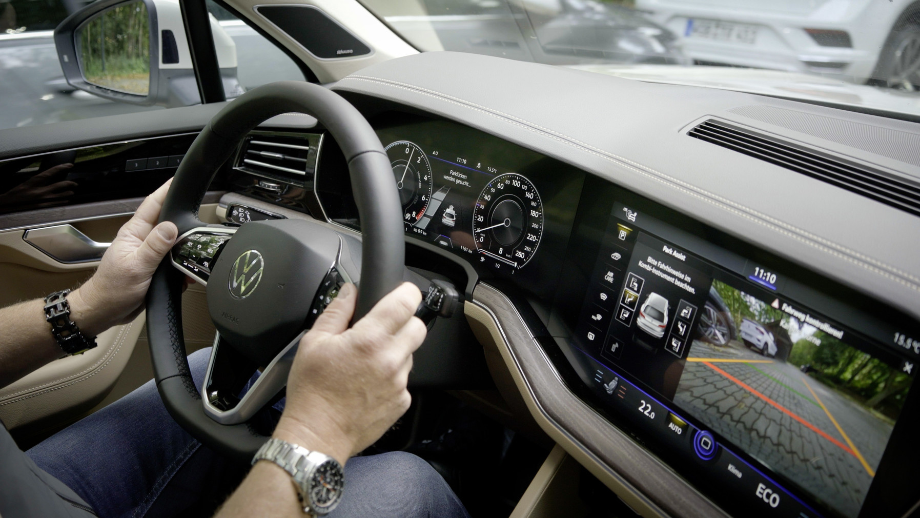 Car and smartphone merge into one: Touareg now parks by remote c