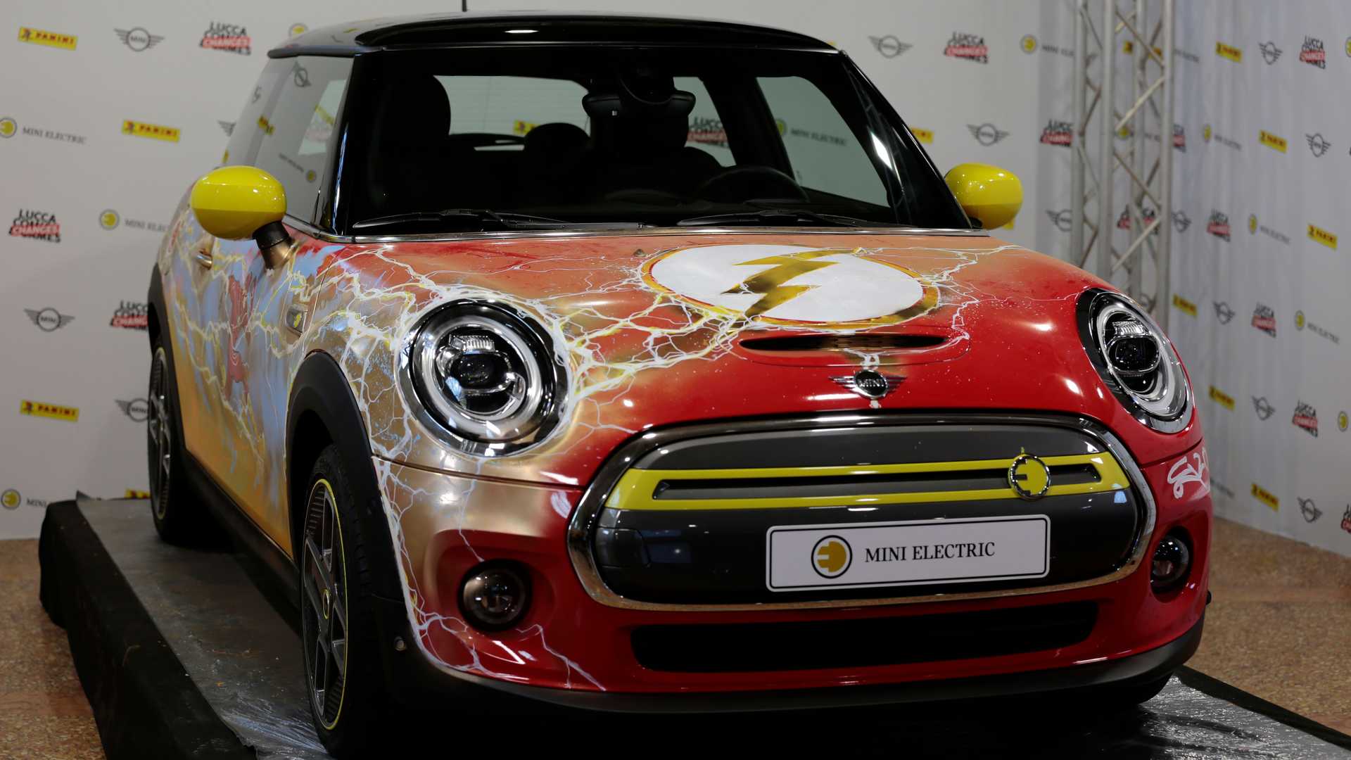 electric-mini-joins-the-speed-force-at-comics-fair-sees-the-flash-turning-80_1