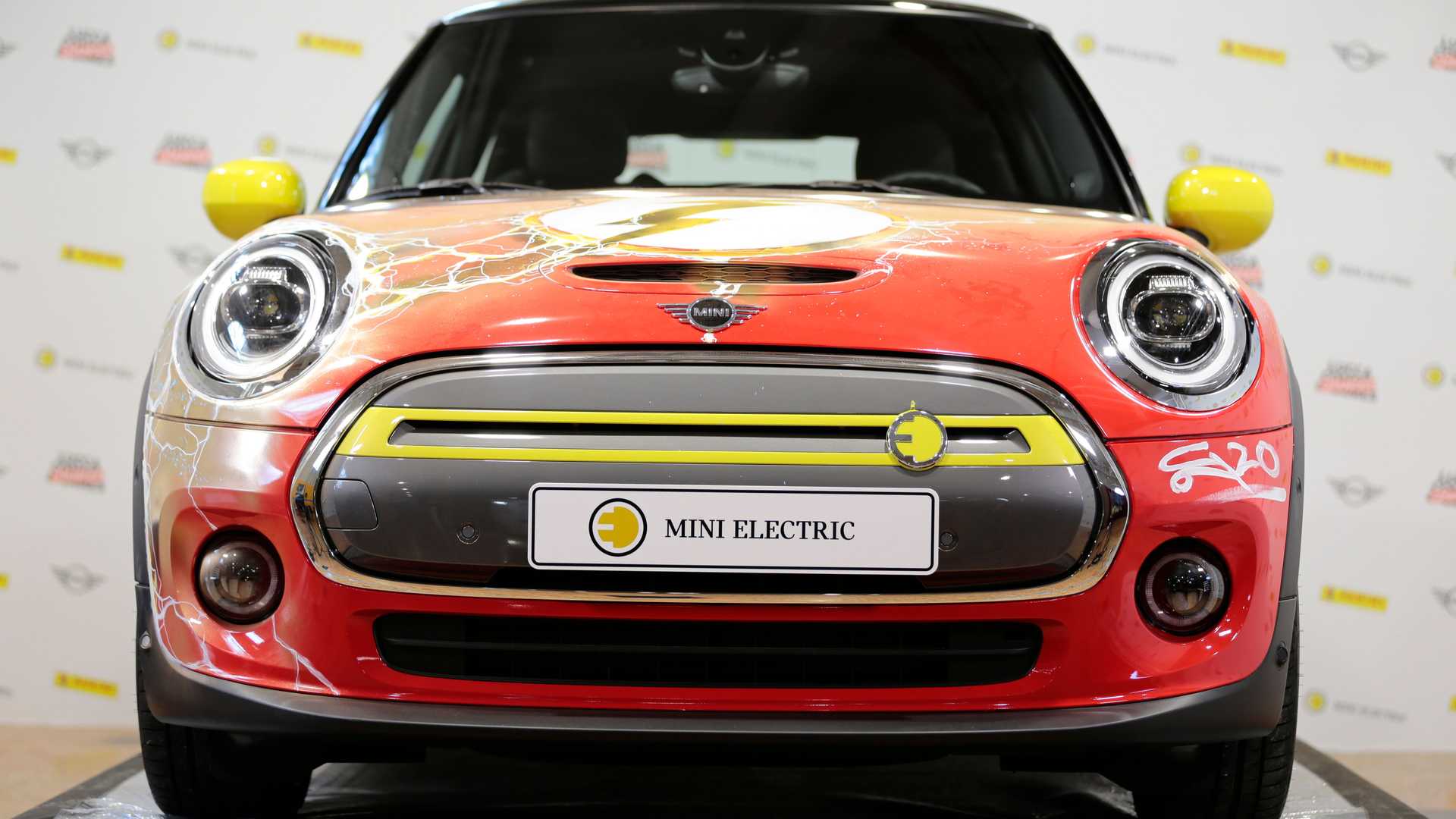 electric-mini-joins-the-speed-force-at-comics-fair-sees-the-flash-turning-80_18