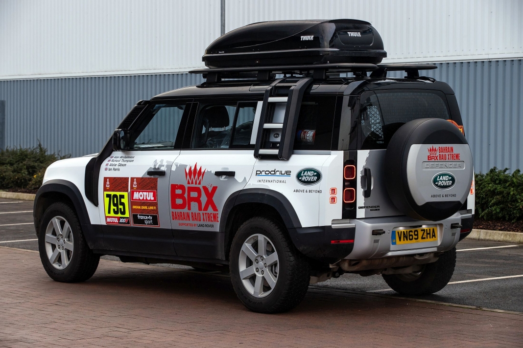 Land Rover Defender em missão de apoio na edição 2021 do Dakar