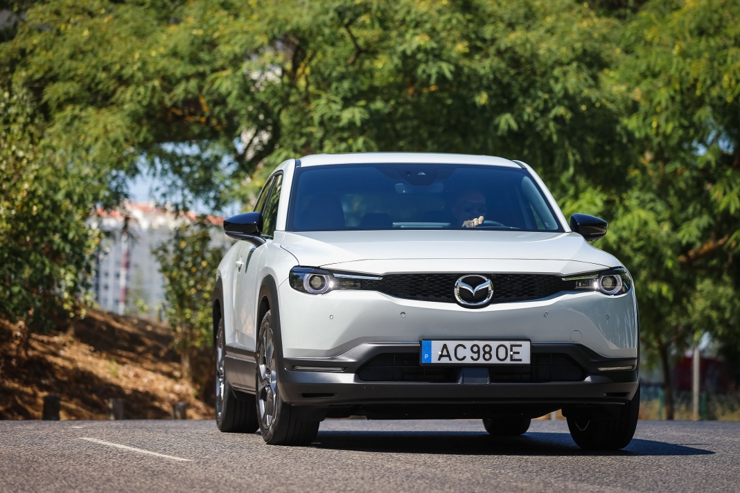 Mazda-MX-30 2021 (30)