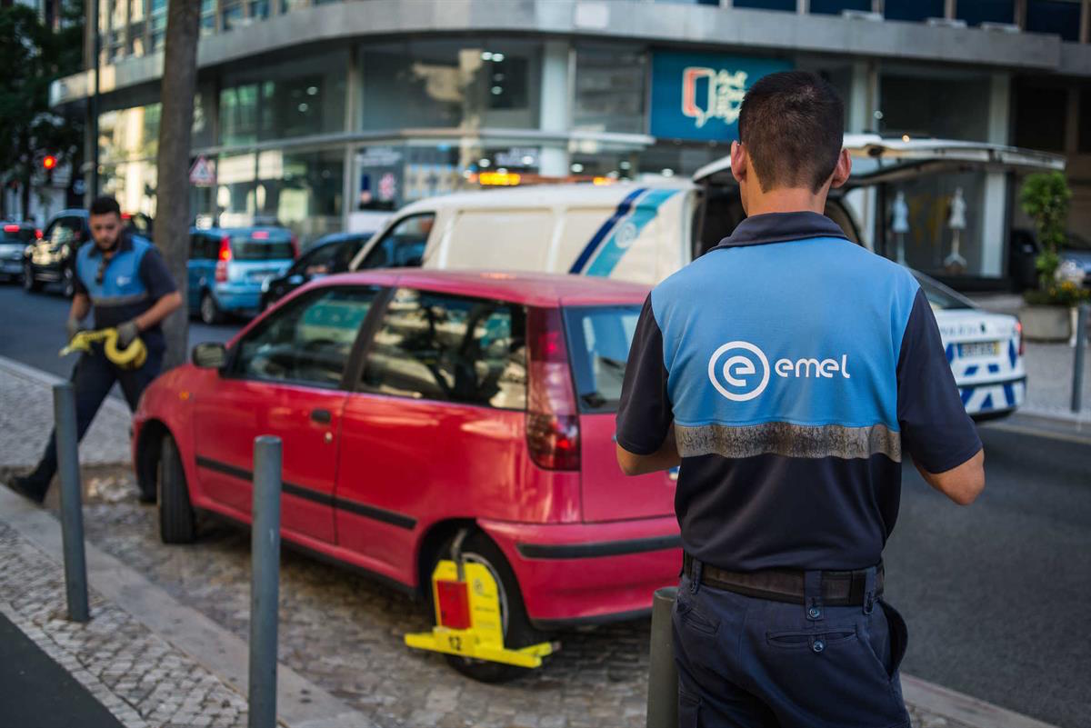 Se um veículo estiver estacionado indevidamente, pode ser bloqueado? (2941)