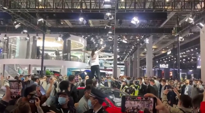 tesla-issues-apology-after-backlash-for-one-person-2021-auto-shanghai-protest-159707_1