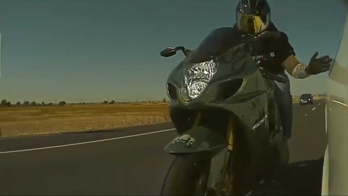 biker-shows-his-hate-for-teslas-by-striking-model-3-and-running-away (1)