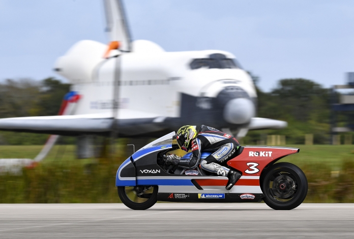 max-biaggi-riding-the-voxan-wattman-on-the-kennedy-space-center-track-1-c-voxan-1638285044