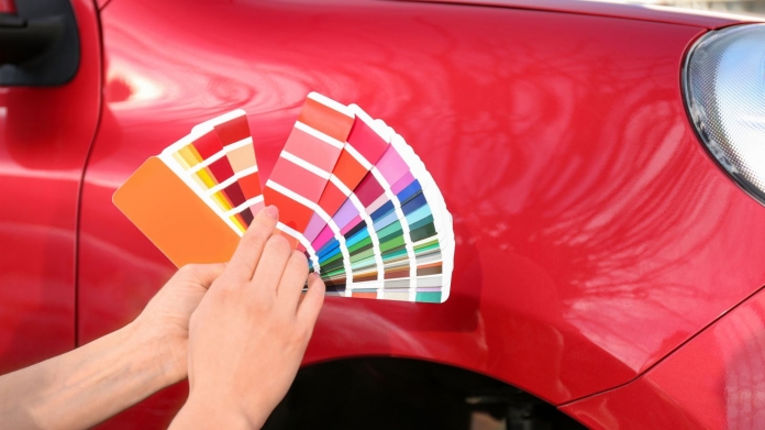 mulher-paleta-cores-carro-vermelho-fundo