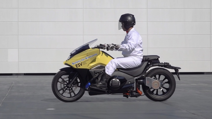 honda-nm4-vultus-que-se-sustenta-sozinha-e-nao-cai