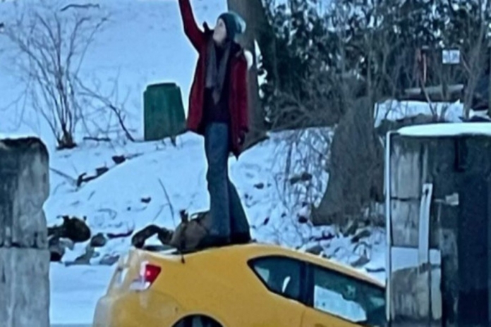 r-1200-800-q-90-mulher-tira-selfie-em-cima-de-carro-enquanto-afunda-em-rio-congelado-video-4965878b-36f8-4c38-9b54-1c137a19068c