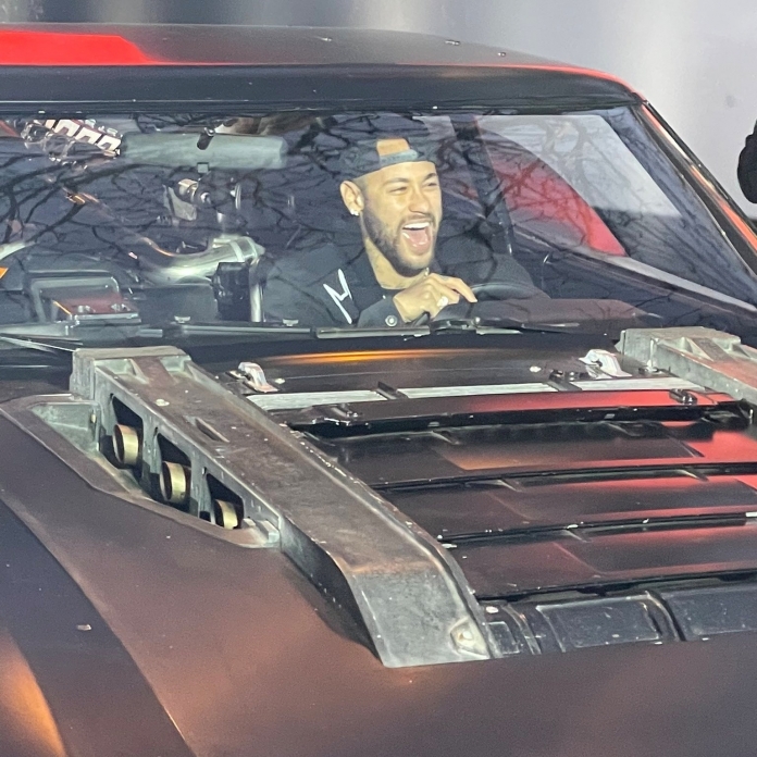 neymar-dentro-do-batmovel-1645471009275_v2_1x1