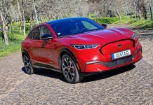 Teste Ford Mustang Mach-E AWD: Elétrico de excelência com nome do passado