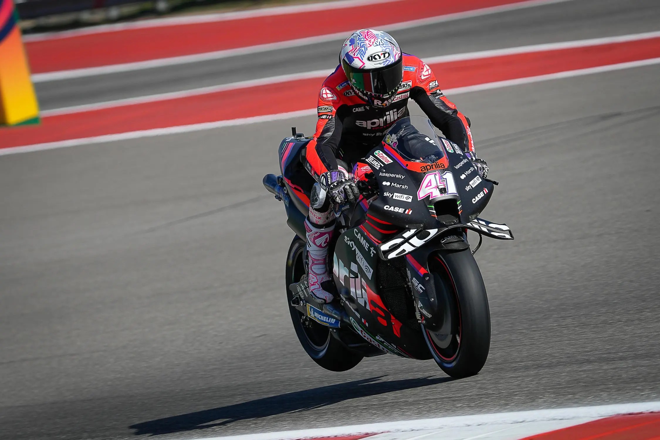 Moto GP: Miguel Oliveira cai e só termina corrida «por respeito