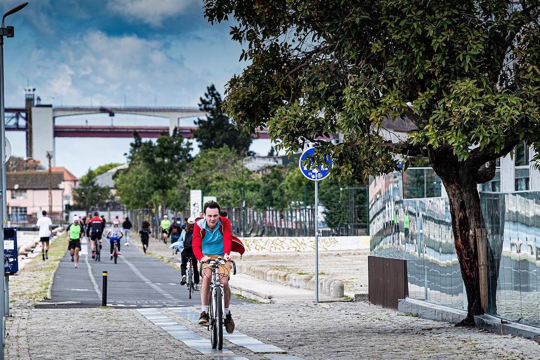 D7e – Pista obrigatória para peões e velocípedes