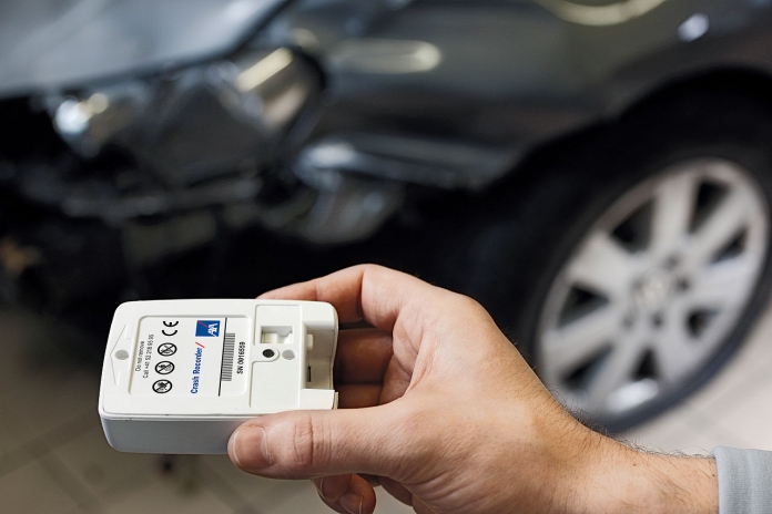 1280px-Crash_Recorder_vor_Auto (1)
