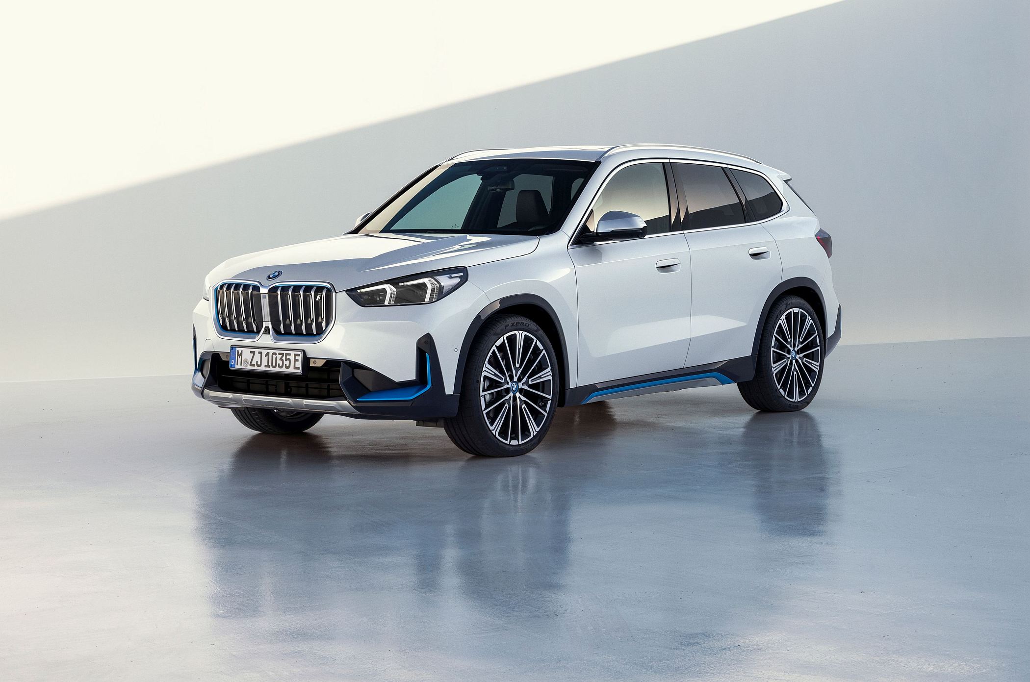 BMW X1 2023 PHEV tem autonomia elétrica de até 89 km