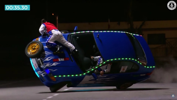italian-duo-record-setting-moving-car-wheel-change-7764-seconds-flat_2