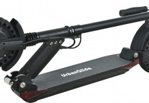 Escola quase a começar: alunos com livros e trotinetes debaixo do braço