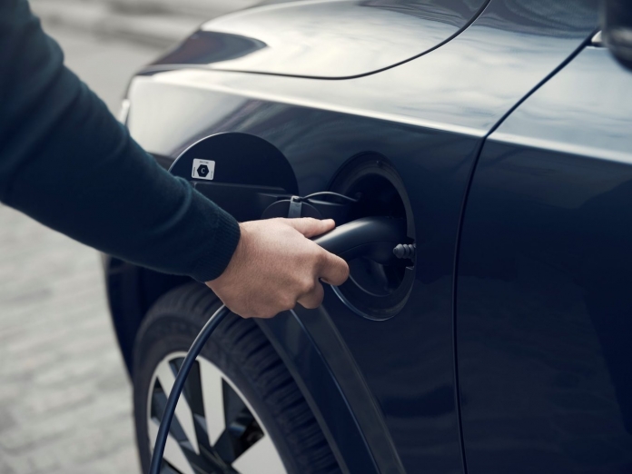 1 XC90_Recharge_T8_AWD_Denim_Blue-scaled