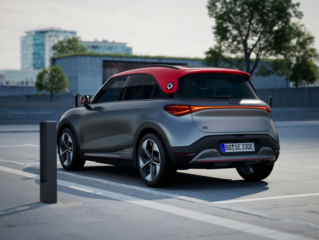 EU_Brabus_AtomGreyMatt_RadiantRed_Ext_002_3_4_Rear_Urban_