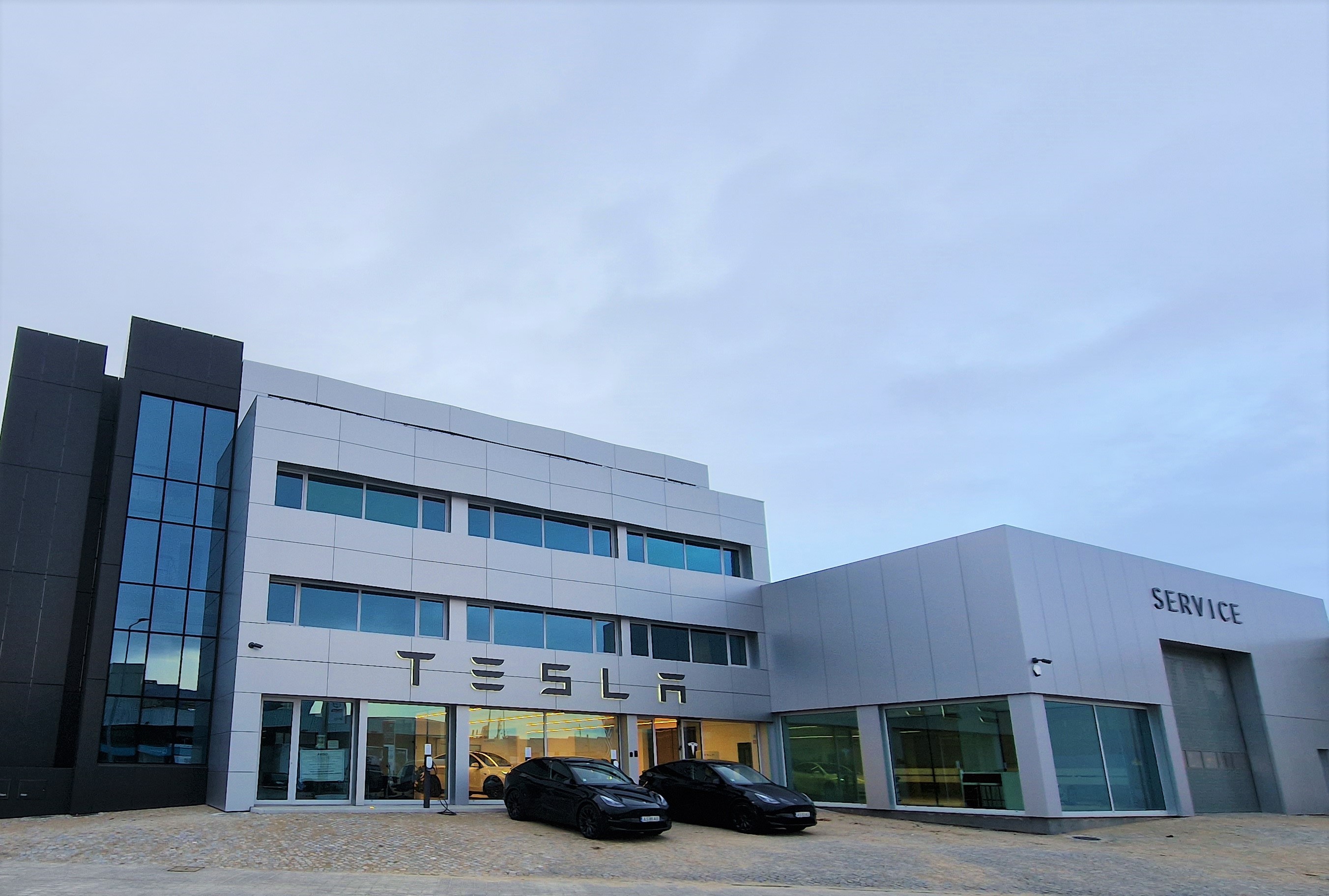 Tesla abre espaço de exposição e de assistência no Porto