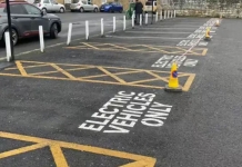 Uma pequena cidade inglesa está revoltada com os veículos elétricos