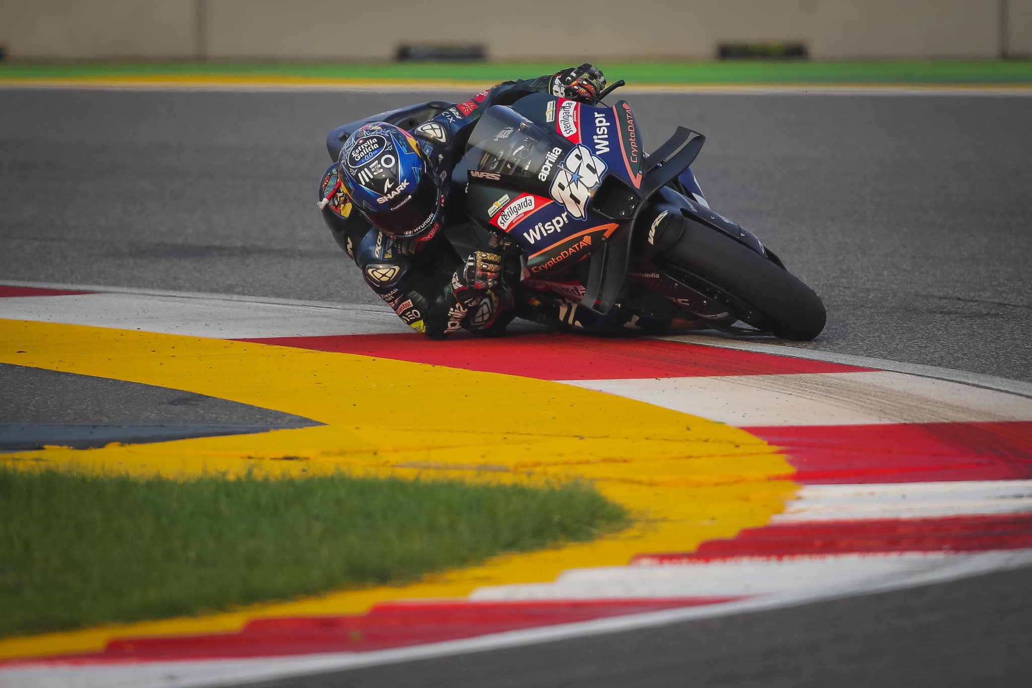 Miguel Oliveira recupera de 18.º para 12.º na corrida sprint do GP