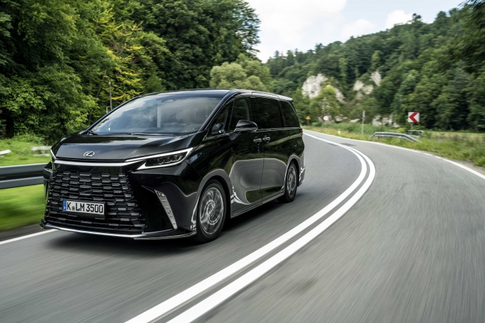 2023_LEXUS_LM_350h_4Seater_Black_DPL_Dynamic_028