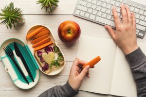 4 alimentos que deve ter sempre no escritório