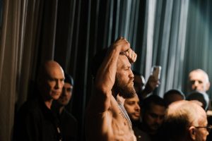 Conor McGregor 'arrasa' Donald Cerrone em 40 segundos