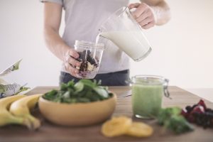 homem a fazer batidos que deixam a barriga cheia