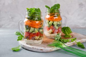 Receita de salada de quinoa e frango. Como fazer em 4 minutos