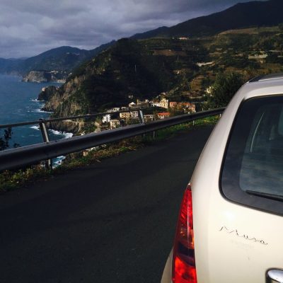 As belas e estreitas curvas de Cinque Terre