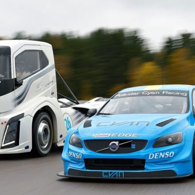 Supercamião Iron Knight de 2400 CV contra Volvo de competição, quem ganha?