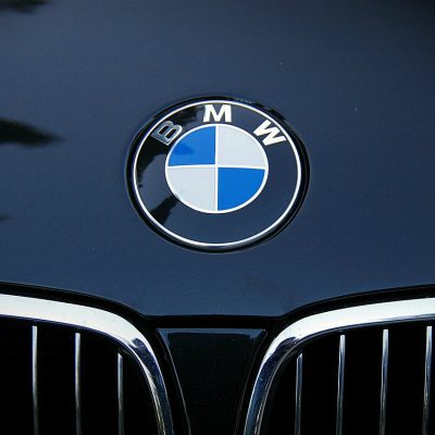 BMW tranca ladrão dentro do carro