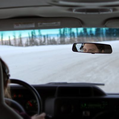 Saiba porque não deve aquecer o motor com o carro parado