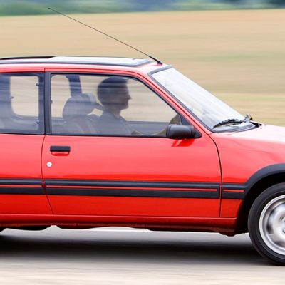 Jovens portugueses vão a África com o velhinho Peugeot 205