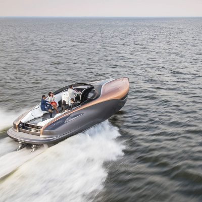 Lexus acelera sobre os mares