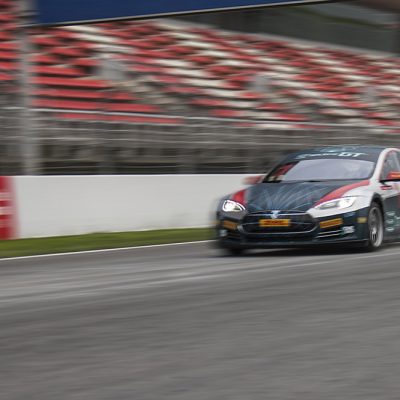 Tesla Model S P100D mostra credenciais de competição