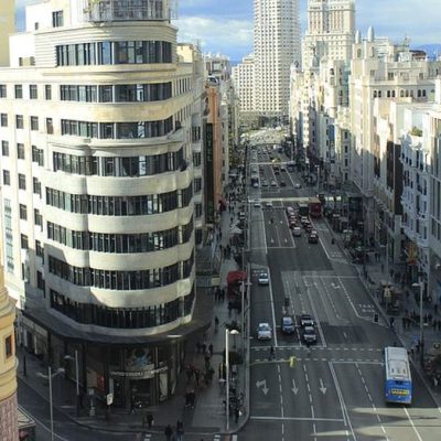 Principal via de Madrid tira automóveis para beneficiar peões