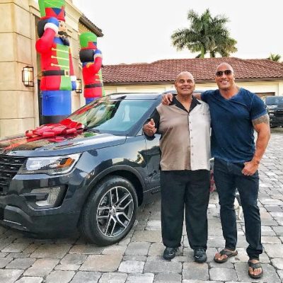 The Rock oferece carro novo ao seu pai